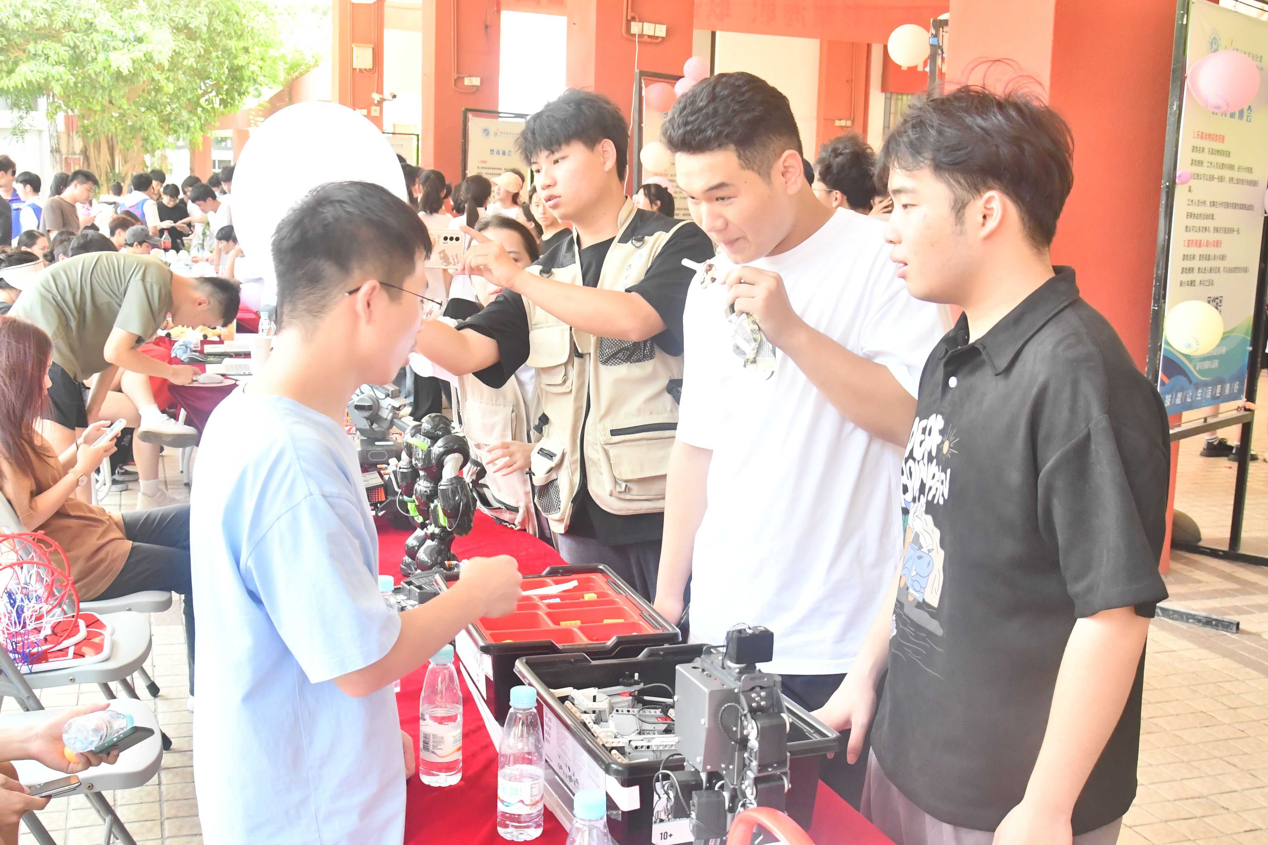 图3：计算机协会进行变形机器人展示(1).jpg